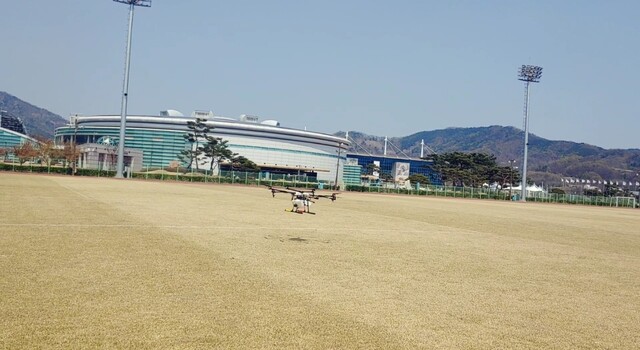▲ 김천시는 김천종합스포츠타운 내 드론을 활용한 친환경 항공방제를 실시했다.ⓒ김천시