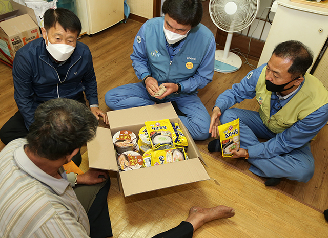 ▲ 18일 포항제철소 직원들이 해도동 등 인근 자매마을의 독거노인 가정을 방문해 식료품을 전하고 어르신들의 안부를 묻고 있다.ⓒ포스코