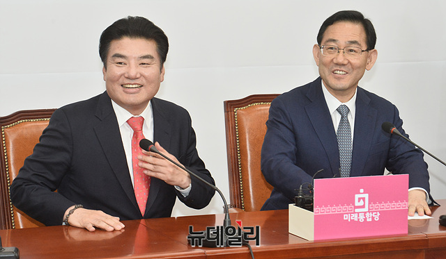 ▲ 주호영 미래통합당 원내대표와 원유철 미래한국당 당대표가 지난 14일 오후 국회에서 합당 논의기구 구성 관련 합동 기자회견에서 악수를 하고 있다.ⓒ박성원 기자