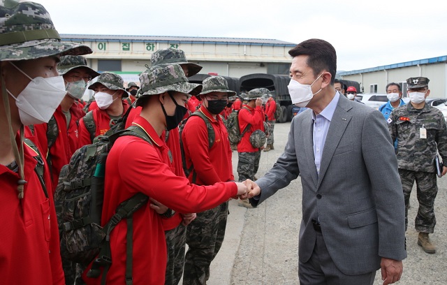 ▲ 이강덕 시장은 농촌일손돕기에 참여하는 해병대 장병들을 격려했다.ⓒ포항시