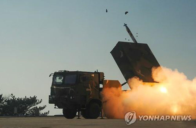 ▲ 동해안 합동화력훈련은 매년 상반기와 하반기로 나뉘어 실시하는 것으로 알려져 있다. 사진은 한국군 합동화력훈련의 핵심 전력인 국산 MLRS 천무. ⓒ뉴시스. 무단전재 및 재배포 금지.