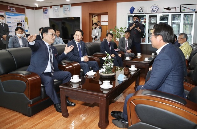 ▲ 박상돈 천안시장이 18일 아산시를 찾아 오세현 시장과 양 시의 공동발전과 협력방안에 대해 논의하고 있다.ⓒ천안시