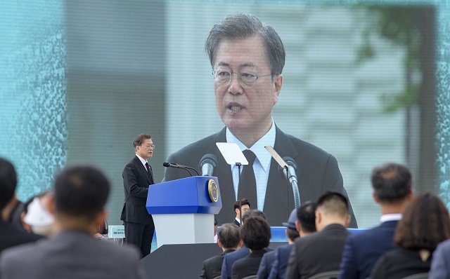 ▲ 문재인 대통령이 18일 오전 광주 동구 5·18민주광장에서 진행되고 5·18 민주화운동 40주년 기념식에서 기념사하고 있다. ⓒ뉴시스