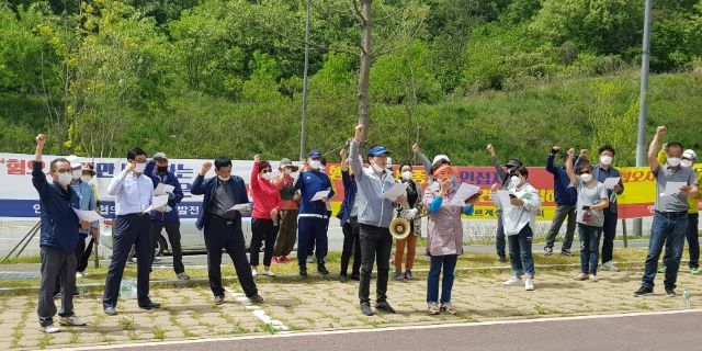 ▲ 지난 14일 남부발전의 주최로 세종시 무궁화테마공원에서 있은 ‘신세종복합화력건설사업(북부발전소)’ 환경영향평가(초안) 주민설명회에서 발전소건설대책위원회 소속 연기면 17개 단체장 및 회원 30여 명이 일부 절차를 무시하고 주민의 의견이 전혀 반영되지 않았다며 환경오염의 주범으로 급부상한 북부발전소 건설의 부당함을 성토했다.ⓒ발전소건설대책위원회