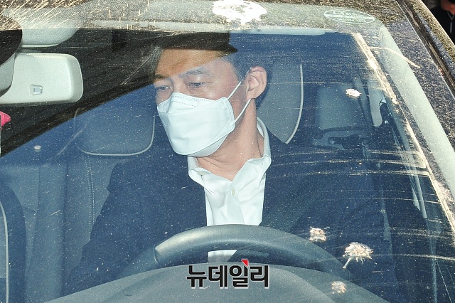 ▲ 자녀 입시비리 의혹과 감찰무마 혐의로 기소된 조국 전 법무부장관이 8일 오전 서울 서초구 서울중앙지법에서 열린 1차 공판을 마친 직후 본인의 차량에 오르고 있다. 
 ⓒ권창회 기자