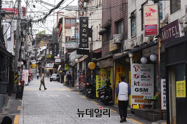 ▲ 이태원 클럽발 집단감염 사태 이후 유흥업소들에 대한 집합금지 명령이 내려진 이후 한산해진 이태원 거리 모습이다. ⓒ권창회 기자