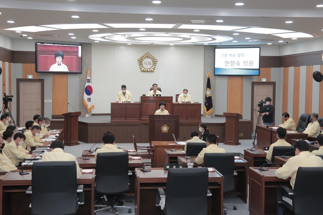 ▲ 칠곡군의회 한향숙 의원은 제264회 임시회 제1차 본회의에서 5분 자유발언을 통해 ‘주요사업장 일제점검 사례 및 선진적 코로나19 대응’에 대해 의견을 개진했다.ⓒ칠곡군의회