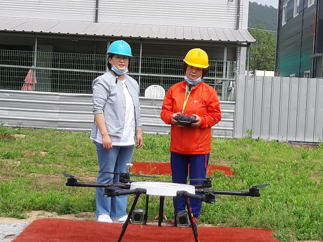 ▲ 수성대 드론기계과 1학년 양숙이(오른쪽)씨가 김혜숙교수로부터 드론비행 조정기 작동 원리를 설명 듣고 있다.ⓒ수성대