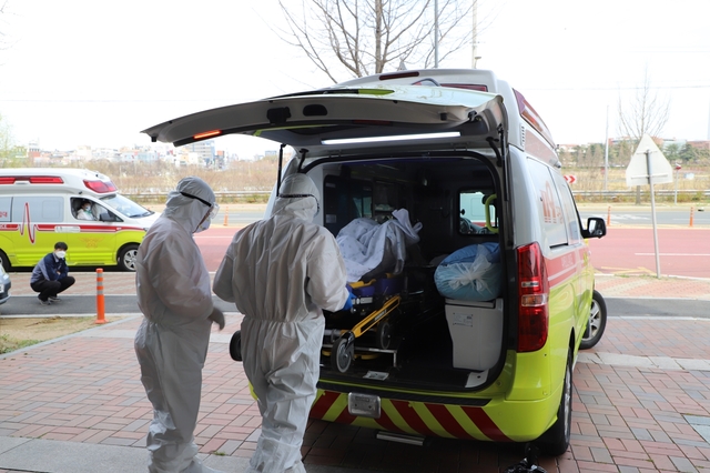 ▲ 경북소방본부는 고등학교 3학년 학생부터 등교하는 이달 20일부터  등교수업에 대비해 도내 전 소방서에서 코로나19가 의심되는 학생·교직원의 이송 전담 구급대 운영에 들어간다.ⓒ경북소방본부