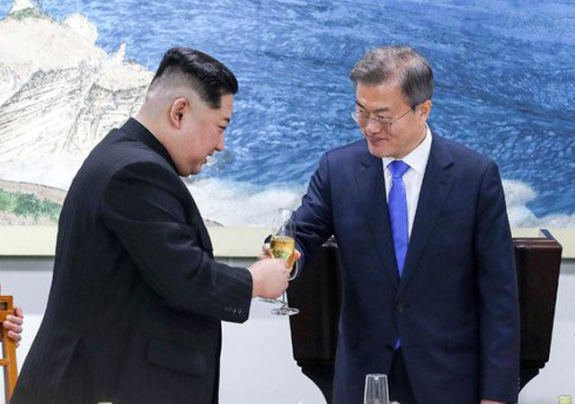 ▲ 2018년 4월 27일 판문점 남북정상회담 당시 김정은과 건배하는 문재인 대통령. ⓒ뉴시스. 무단전재 및 재배포 금지.