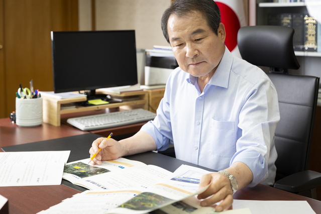 ▲ 김충섭 김천시장은 “김천의 좋은 농산물로 시작되는 좋은 먹거리들이 이번 음식문화 개선사업으로 좀더 다양하고 경쟁력 있는 음식문화로 정착되기를 바란다”며 “더욱더 많은 사람들이 다시 찾고싶어 하는 다양한 먹거리들을 체험하기 위해 최선을 다하겠다”고 말했다.ⓒ김천시