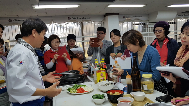 ▲ 시는 ‘맞춤형 경영컨설팅’으로 계획해 전문교육기관(김천대학교)에 컨설팅을 의뢰해 서비스 마인드 함양과 소비자의 음식소비 트렌드 대한 교육을 실시한다.ⓒ김천시