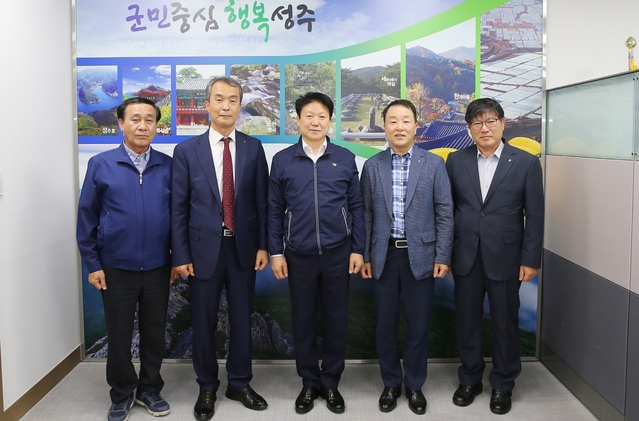 ▲ 성주군은 18일 성주월항농협 농산물산지유통센터에서 ‘세계의 명물 성주참외’수출에 탄력을 불어넣기 위해 (주)NH무역 관계자와 월항농협 APC에서 수출협의회를 개최했다.ⓒ성주군