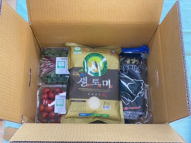 ▲ 초·중·고등학교 학생 가정에 농산물 꾸러미를 공급한다.ⓒ울진군