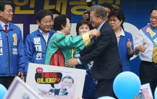 ▲ 문재인 더불어민주당 대선후보가 2017년 5월 8일 오후 대구광역시 중구 동성로 대구백화점 앞 광장에서 진행된 대구지역 유세에서 이용수 할머니와 포옹을 하고 있다. ⓒ뉴시스