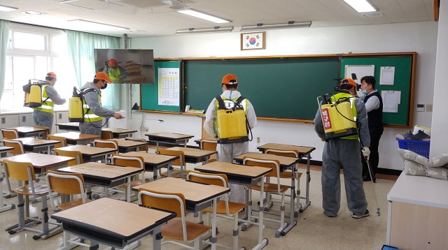 ▲ 포항시는 남·북구청 생활방역단을 중심으로 관내 고등학교 29개교 및 학생들의 등교수업 후 운영이 예정된 12개교의 기숙사를 대상으로 집중 방역을 실시하고 있다.ⓒ포항시