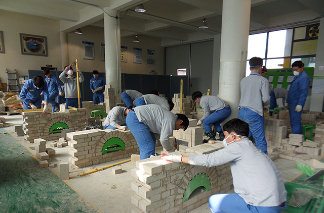 ▲ 포스코케미칼이 국내에서 유일하게 운영하고 있는 축로 직업훈련원의 직무교육 과정 모습.ⓒ포스코케미칼