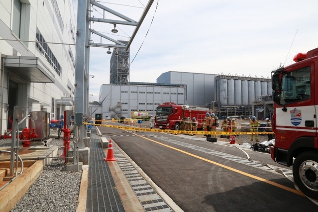 ▲ LG 화학 충남 서산 대산공장에서 화재가 발생해 1명이 숨지고 2명이 부상을 입는 사고가 발생했다. 사고현장에 소방관들과 소방차가 긴급 출동한 모습이다.ⓒ충남소방본부