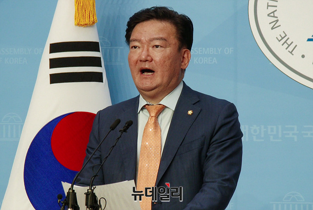 ▲ 19일 국회에서 기자회견하는 민경욱 미래통합당 의원. 이날 민 의원은 이번 총선 개표과정에서 사용된 투표지분류기가 외부와 통신했다고 주장하며 개표상황표를 근거로 제시했다. QR코드를 읽을 수 있는 센서가 투표지분류기에 장착됐다는 주장도 내놨다.ⓒ박성원 기자