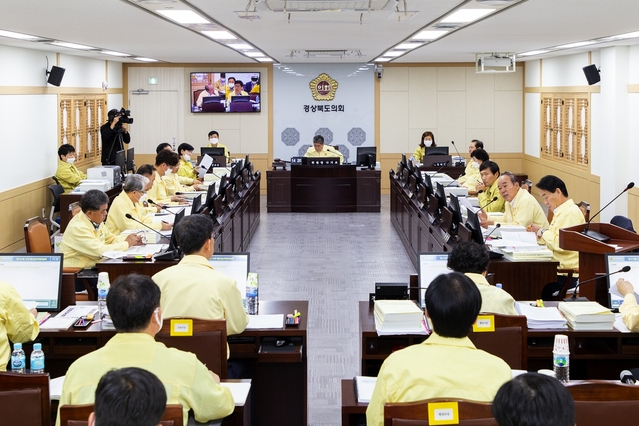 ▲ 경북도의회 예결특위는 18일부터 19일까지 이틀간 경북도지사와 경상북도교육감이 제출한 2020년도 추가경정 세입·세출예산안을 심사하고 계수조정소위원회를 거쳐 심의·의결했다.ⓒ경북도의회