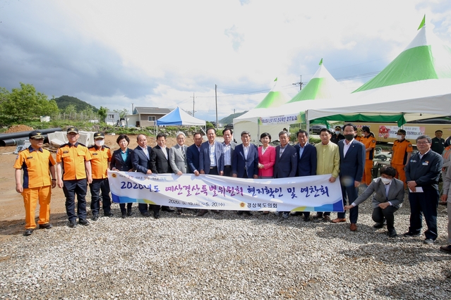 ▲ 경북도의회 예결특위는 19일 청송소방서 신축 사업장과 청송군농산물산지유통센터를 찾아 사업추진 현황과 현장의 애로사항 등을 청취하고 코로나19 극복에 힘써준 사업관계자의 노고를 위로했다.ⓒ청송군