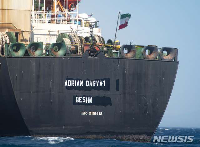 ▲ 지난해 9월 선박위치식별장치(AIS)를 끄고 운항하다 적발돼 영국령 지브롤터 해협에 억류됐던 이란 유조선 '아드리안 다르야'호. 시리아 알 아사드 정권에게 석유를 실어 나른다는 의혹을 받았다. ⓒ뉴시스 AP. 무단전재 및 재배포 금지.