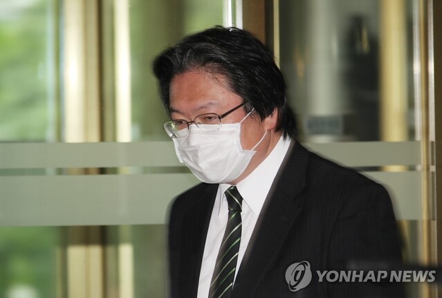 ▲ 소마 히로히사 주한 일본대사관 총괄공사가 19일 서울 종로구 도렴동 외교부 청사로 초치돼 청사로 들어오고 있다. 2020.5.19 ⓒ연합뉴스