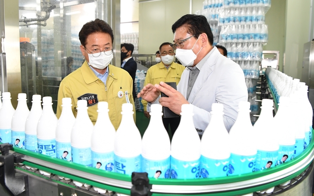 ▲ 이철우 경북도지사(왼쪽)가 19일 전국적으로 막걸리 붐을 일으키고 있는 ‘(주)영탁막걸리’ 예천양조 주조현장을 찾아 백구영 대표와 종사자들을 격려했다.ⓒ경북도