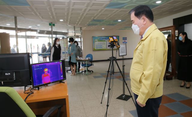 ▲ 김지철 충남교육감이 고3 학생들의 등교개학 첫날인 20일 온양여고를 ᄇᆞᆼ문해 교직원들과 학교방역과 등교수업 등을 점검했다.ⓒ충남교육청