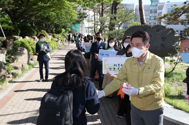 ▲ 이강덕 시장은 첫 등교하는 고3 학생들에게 휴대용 손 소독제를 전달하고 마스크 착용과 생활 속 거리두기 등 안전수칙을 잘 지켜줄 것을 당부했다.ⓒ포항시