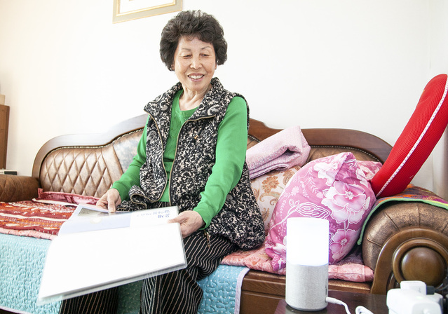 ▲ 성동구 70대 어르신이 SK텔레콤의 '인공지능 돌봄'을 이용하고 있는 모습. ⓒSKT