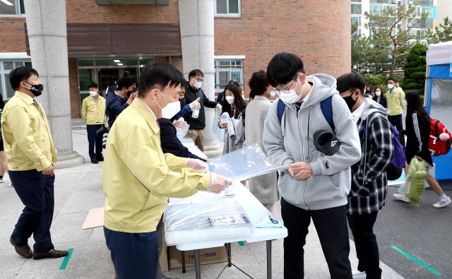 ▲ 설동호 대전시교육감이 고등학교 3학년부터 등교개학이 시작된 20일 대전전민고를 방문해 등교수업 상황을 점검하고 있다ⓒ대전교육청