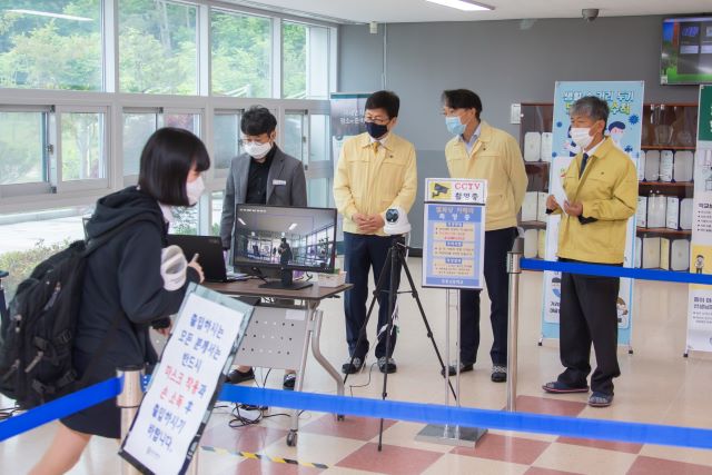 ▲ 최교진 세종시교육감이 고교 3학년 학생부터 등교개학이 시작된 20일 아침 두루고등학교를 방문해 등교하는 학생들의 발열체크 등  등교개학 학교현장을 점검하고 있다.ⓒ세종교육청