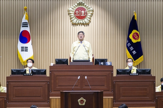 ▲ 장경식 의장은 20일 오전 제315회 4차 본회의 회의를 마친 후 신상발언 방해와 관련해 “의회가 부끄러운 모습 보인데 대해 300만 도민에게 죄송하고 유감이다”고 사과 입장을 밝히고 있다.ⓒ경북도의회