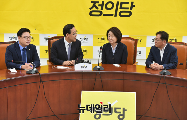 ▲ 주호영 미래통합당 원내대표가 20일 오전 국회에서 심상정 정의당 대표를 예방해 환담을 나누고 있다. ⓒ이종현 기자