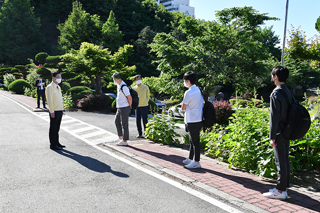 ▲ 임종식 경북교육감은 20일 고3 등교 현장을 찾아 학생들을 격려했다.ⓒ경북교육청