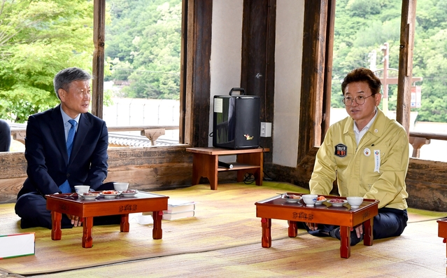 ▲ 이철우 경북도지사(오른쪽)는 20일 임청각을 방문해 박삼득 국가보훈처장과 보훈정책에 대한 다양한 의견을 교환했다.ⓒ경북도