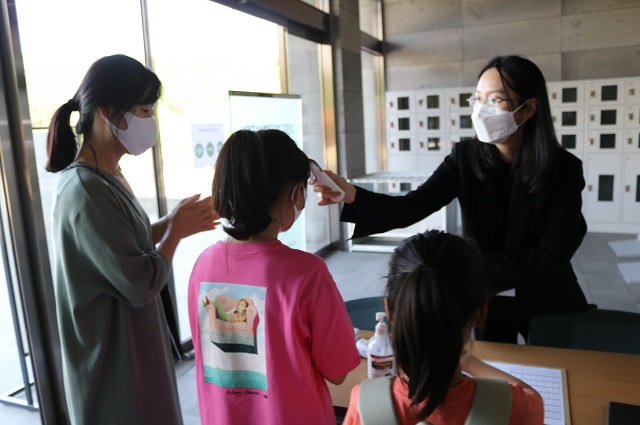 ▲ 미술관을 찾는 관람객들은 모두의 안전을 위해 마스크 착용, 발열 확인 및 방문 신청서를 작성한 후 관람할 수 있다.ⓒ포항시