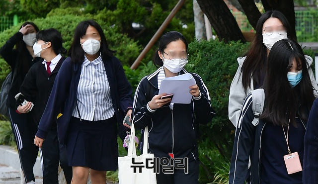 ▲ 고등학교 3학년 등교수업이 실시된 20일 오전 서울 송파구 창덕여고에 학생들이 등교하고 있다. ⓒ권창회 기자