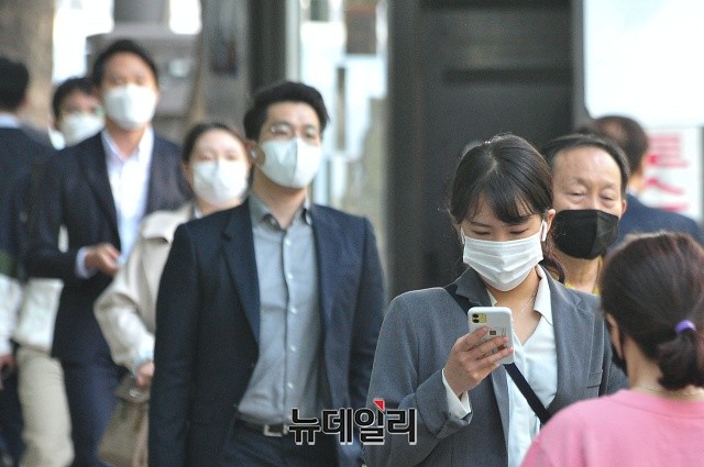 시민들이 마스크를 착용한 채 거리를 걷고 있다. ⓒ권창회 기자