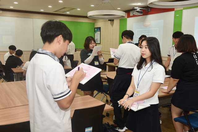 ▲ 대구한의대학교는 영천교육지원청이 주관하는 2020 영천진로체험지원센터 운영기관에 4년 연속 선정됐다. 사진은 미서치 경험 확장을 통해 창업아이템을 발굴하는 교육을 받고 있는 학생들.ⓒ대구한의대