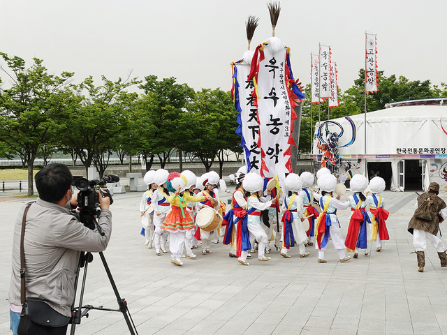 ▲ 대구한의대학교 주민행복사업단은 대구 스타디움몰에 위치한 한국전통문화공연장에서 욱수농악과 고산농악의 공연 영상촬영을 지난 14일 진행했다. 사진은 욱수농악대 장면.ⓒ대구한의대