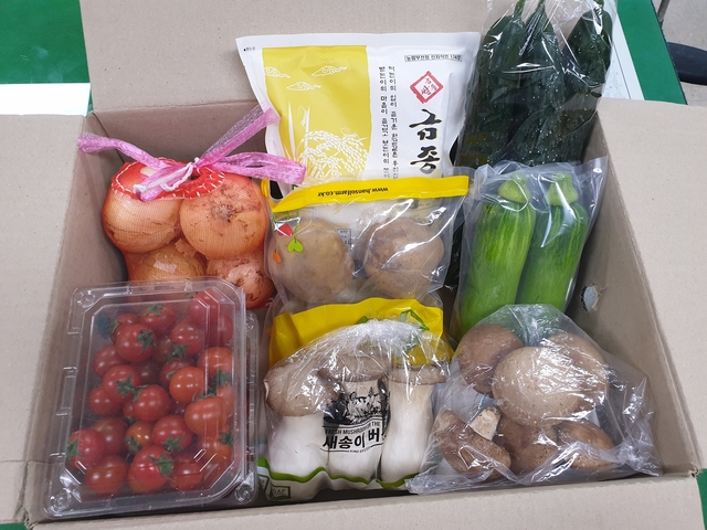 ▲ 칠곡군은 지역 초·중·고등학교 39개교 1만3000여 학생 가정에 농산물 꾸러미를 공급한다.ⓒ칠곡군