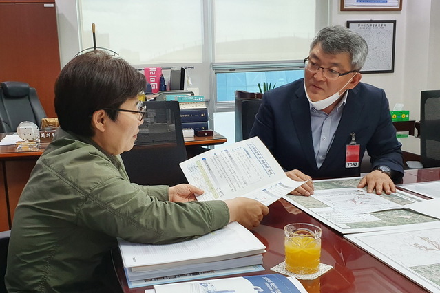 ▲ 김학동 예천군수는 지난 19일 2021년 국가투자사업 예산 확보를 위해 국회를 방문하고 유천처리구역 외 하수관로 정비 사업에 대한 국비 지원을 적극 요청했다.ⓒ예천군