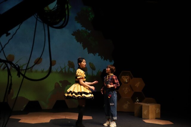 ▲ 어린이 뮤지컬 '파브르 곤충기: 꿀벌나라 대모험' 생중계 공연 장면.ⓒ문화공작소 상상마루