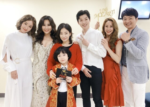 ▲ '힘내라!공연' - 뮤지컬 '모차르트!' 출연진.ⓒEMK뮤지컬컴퍼니