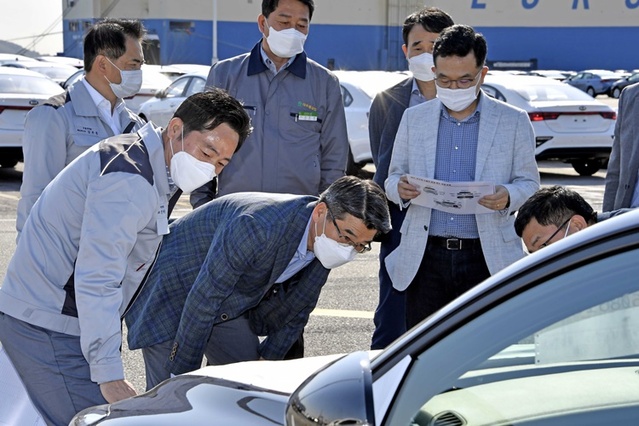 ▲ 송호성 기아자동차 사장이 지난 20일 경기 평택항에서 품질을 점검하고 있다. ⓒ기아차