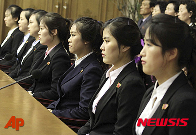 ▲ 2016년 5월 3일 북한 선전매체에 등장한 탈북 여종업원들의 동료와 가족들. 실제 동료와 가족인지는 확인되지 않았다. ⓒ뉴시스 AP. 무단전재 및 재배포 금지.