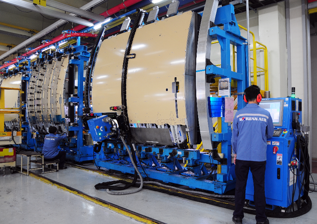 ▲ 카고도어 조립장 ⓒ 대한항공