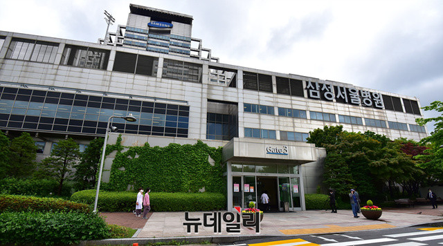 ▲ 지난 18일 감염 경로가 불분명한 확진자가 발생한 서울 강남구 소재의 삼성서울병원. ⓒ정상윤 기자